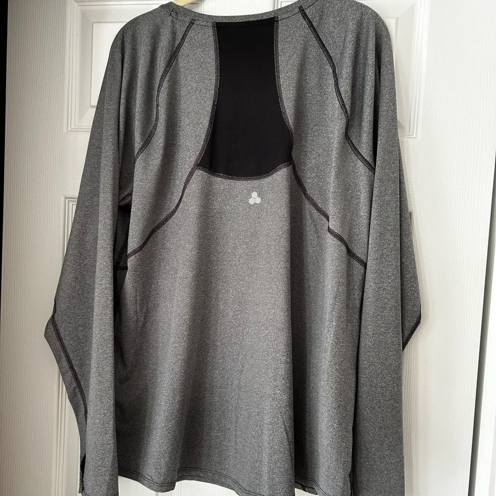 Two Tek Gear Long Sleeve Workout Tops - Picture 6 of 6